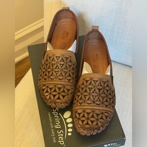 NIB...Spring Step FlowerFlow Flats Light Brown Size 38 EU....Size 7.5-8 US